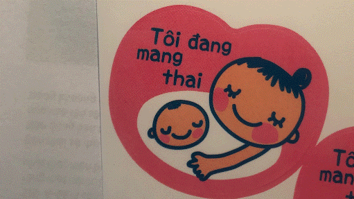 Phát tặng miếng dán thông báo ưu tiên cho phụ nữ mang thai